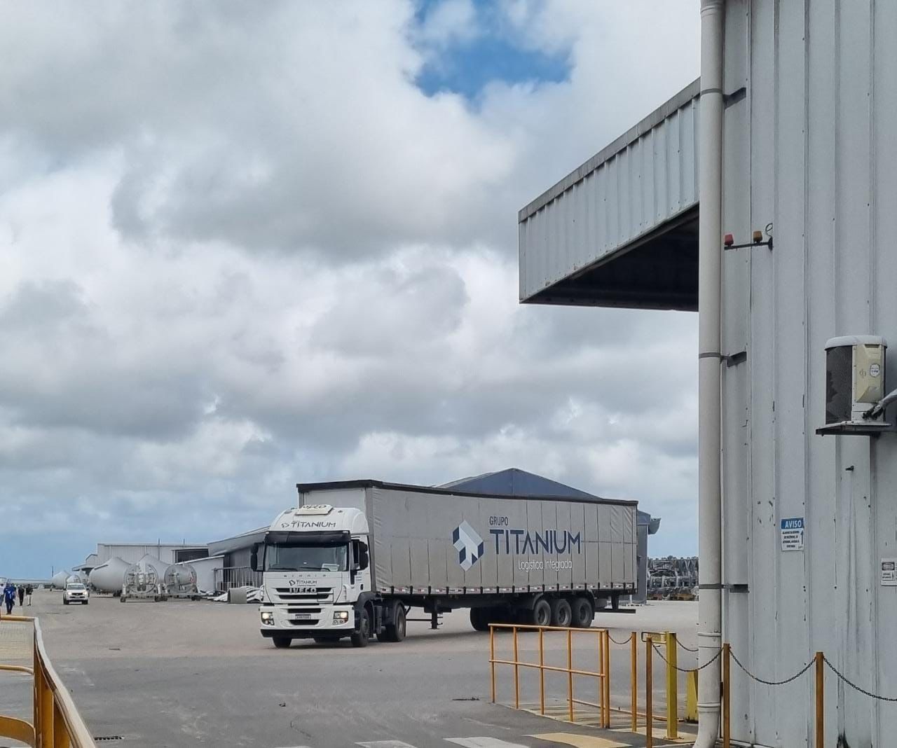 Carreta Titanium em operação de armazenagem